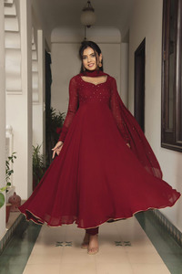 Vestido de noche Anarkali de satén color burdeos, corte en A, con cuello redondo, aberturas, detalles brillantes, manga larga, largo maxi, con dupatta y cintura natural, para fiesta. - Product Image 1