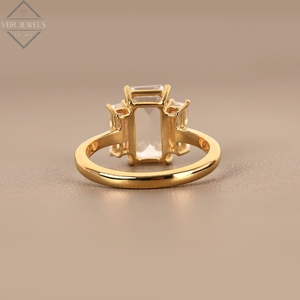 Anillo de Diamantes de Lujo con Corte Esmeralda y Tres Piedras, Oro Amarillo con Piedras Laterales en Baguette, Joyería de Compromiso, Regalo - Product Image 4