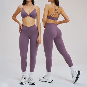Conjunto de yoga elegante para mujer, color gris, top corto y pantalones cortos sin costuras, conjunto de dos piezas, ropa cómoda para hacer ejercicio. - Product Image 1