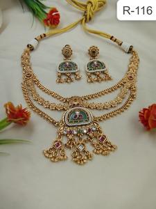 Parure de bijoux indiens vintage en laiton plaqué or antique avec pierres en verre et émail vert pour mariée et fête - Product Image 3