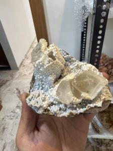 Cristal de calcédoine bleue naturelle avec okenite et calcite |   Minéraux décoratifs pour la décoration intérieure - Product Image 3