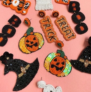 Pendientes colgantes llamativos de Halloween con diseño de sombrero de bruja de calabaza con cuentas, cómodos y llamativos, para mujeres y niñas, ideales para regalo. - Product Image 2