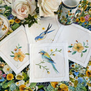 Broderie délicate d'oiseaux sur des serviettes en lin, ajoutant une touche légère d'inspiration naturelle aux repas confortables et aux tables de jardin. - Product Image 4