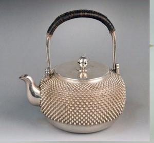 Théière en argent avec une texture unique à motif de picots et une poignée enveloppée résistante à la chaleur, disponible à prix de gros. - Product Image 1