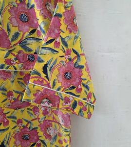 Ensemble de pyjama d'été pour femme à imprimé floral vibrant, en coton artisanal respirant et à séchage rapide, chemise à manches courtes boutonnée - Product Image 5