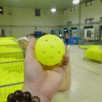 Bola Pickleball Vietnam OEM Disetujui USAPA 40 Lubang 26g Satu Bagian Cetakan Terpadu Untuk Latihan Indoor Outdoor Turnamen Pemasok Olahraga