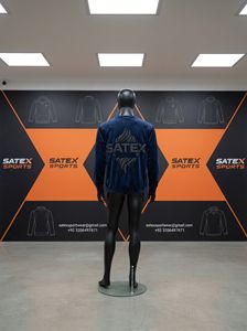 ผู้ผลิตเสื้อผ้าสตรีทแวร์ เสื้อเชิ้ตแขนยาวผ้ากำมะหยี่คอโอ ทรงปกติ แต่งลายขาดๆ แบบยูนิเซ็กซ์ ประดับคริสตัล ผ้าฝ้าย 100% สำหรับผู้ชาย สั่งทำได้ - Product Image 3