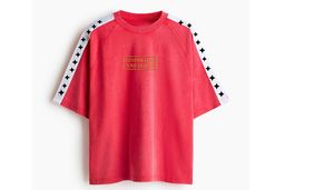 Camiseta roja extragrande de manga raglán con ribete en contraste y estampado de logotipo personalizado, top informal de algodón tipo jersey para hombre - Product Image 5