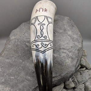 Cuerno vikingo para beber Diseño tallado Forma circular con bordes redondeados para el restaurante de la oficina en casa - Product Image 1