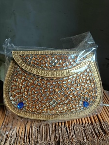 Sac à main de soirée pour femme, accessoire de mode traditionnel haut de gamme, orné de pierres Kundan en mosaïque, idéal pour mariage et fêtes, à prix abordable. - Product Image 5