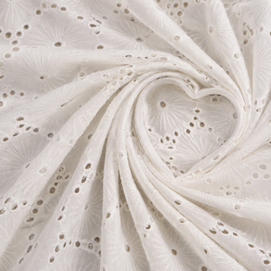 Tissu brodé de qualité supérieure conçu pour la mode moderne et les collections de vêtements élégants. Ce tissu présente de belles qualités. - Product Image 5