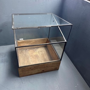 Terrarium Carré Moderne en Laiton/Verre avec Base en Bois, Design Artisanal, Décoration Intérieure pour Salon, Toutes Saisons - Product Image 3