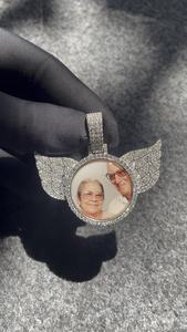 Pendentif Ailes d'Ange Personnalisable en Moissanite, Charm Photo en Argent Sterling 925, Bijou Commémoratif de Luxe Unisexe, Sertissage Griffe Or 18K - Product Image 6