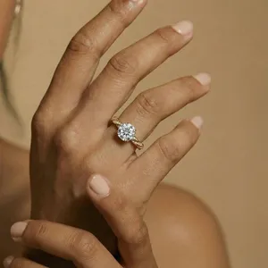 Anillo de compromiso octogonal con diamante solitario y banda pavé retorcida disponible para mujer. Compre directamente de un proveedor indio de confianza. - Product Image 2