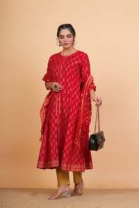 Anarkali Kurta Dupatta pour femme en coton rouge à imprimé floral, longueur mollet, col rond, manches trois-quarts, style ethnique mondial - Product Image 3
