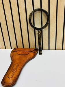 Lupa de Mano Moderna de 3'' Hecha a Mano en Latón y Cuero con Marco y Asa Grabados |   Lupa de Inspección Vintage - Product Image 5