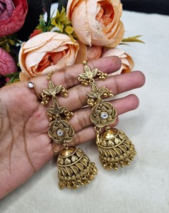 Pendientes Jhumka de diseñador con diseño de flor y hoja chapados en oro, con cadena para el cabello adjunta, para bodas y fiestas, fabricante de pendientes de moda. - Product Image 1