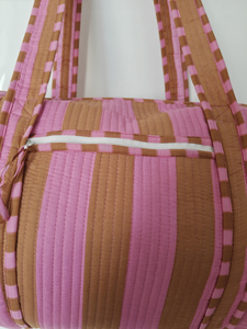 Bolsa de Viaje Informal Ligera de Algodón Acolchado a Cuadros Marrones con Cierre de Cremallera y Correas Ajustables - Product Image 4