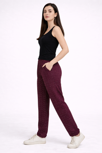 กางเกงวอร์มผู้หญิงลายจุดสีเบอร์กันดีสุดเก๋ ผลิตจากผ้าเนื้อนุ่ม ระบายอากาศได้ดี น้ำหนักเบา ให้ความสบายเหนือระดับ - Product Image 2