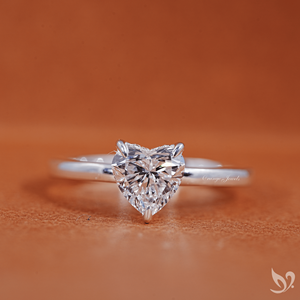 แหวนเพชรทรงหัวใจ 1 กะรัต ได้รับการรับรองจาก IGI เพชรเพาะเลี้ยงในห้องปฏิบัติการ แหวนหมั้นทองคำแท้ 10K ประดับเพชรเม็ดเดี่ยวทรงโซลิแทร์ พร้อมวงแหวนรอบเพชรแบบซ่อน - Product Image 1