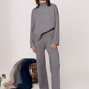 Ensemble de salon moderne et élégant, idéal pour un usage quotidien, avec tissu doux et coupe décontractée et confortable. - Product Image 1