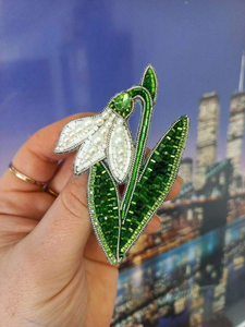 Broche élégante de créateur brodée de perles, faite à la main, en cristal et perles florales, pour cadeau de mode et tenue de soirée - Product Image 1
