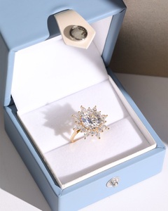 แหวนเงินแท้ 925 ประดับมอสซาไนต์ ชุบทอง 18K ดีไซน์ลายดอกไม้แบบกลุ่ม ประดับเพชรรอบวง  ปลอดภัยต่อผิวแพ้ง่าย เครื่องประดับโดดเด่น - Product Image 4