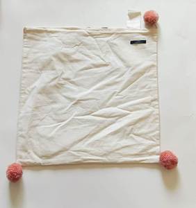 Les housses de coussin à motifs floraux apportent une sensation naturelle et fraîche à toute pièce, alliant des tons pastel doux avec des motifs botaniques pour un effet apaisant. - Product Image 2