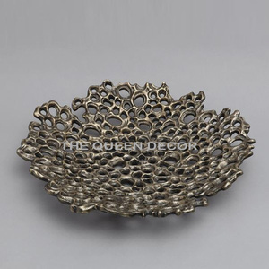Ensemble de 2 bols à fruits en aluminium poli doré et argenté, forme géométrique, design fantastique - Product Image 6