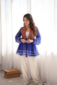 Haut de fête pour femme style Kediya, spécial Navratri, en faux georgette avec broderie au fil et impression numérique, et travail de miroirs véritables - Product Image 1