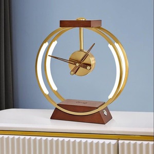 Horloge de bureau minimaliste moderne en métal noir, design ovale, aiguilles dorées, mouvement mécanique, sonnerie horaire - Product Image 5