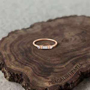 Bague de fiançailles et de mariage minimaliste en diamant de laboratoire taille baguette, trois pierres, or blanc 18 carats plaqué rhodium, délicate et empilable - Product Image 2