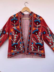 Veste bomber en velours bohème brodée de fleurs Suzani |   Veste ethnique matelassée réversible, respirante, tricotée et écologique - Product Image 3