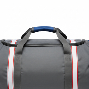 Bolsa deportiva de nailon duradero con cierre de cremallera resistente, ideal para transportar equipo deportivo, ropa de entrenamiento y accesorios. - Product Image 4