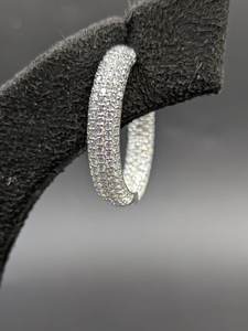 Petites boucles d'oreilles créoles Huggie en argent, serties de moissanite VVS taille brillant rond, scintillantes et minimalistes pour le quotidien - Product Image 4
