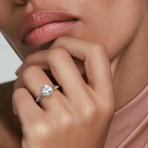 Bague de fiançailles solitaire à quatre griffes avec diamant rond - Product Image 5