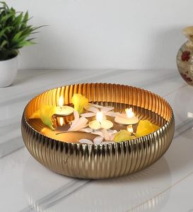 Bougeoir décoratif en métal côtelé doré avec fleurs flottantes pour une décoration de mariage glamour - Product Image 1