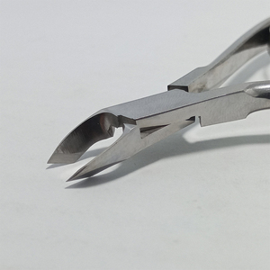 Cortacutículas de Alta Demanda con Cuchillas Extra Afiladas y Punta Fina, de Acero Inoxidable para Uso en Salones de Belleza - Product Image 1