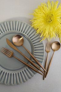 Accessoires de cuisine de luxe, décoration de salle à manger, inspiration pour la mise en place de la table, essentiels modernes pour la maison, ensemble de couverts en or de qualité supérieure - Product Image 2