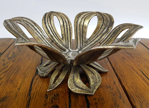 Grand bol à fruits en laiton de style brutaliste vintage, centre de table sculptural en métal en forme de pétales, décoration de table pour la maison - Product Image 5