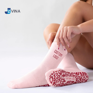 Calcetines de Pilates JZVINA con Logotipo Personalizado, Diseño Jacquard sin Costuras, 100% Algodón, Color Borgoña, Agarre Bidireccional - Product Image 3