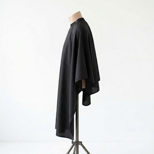 Cape de Coiffure Professionnelle pour Hommes, Imperméable, en Matière Mémoire Légère, Réglable et Personnalisable – Idéale pour Salons de Coiffure - Product Image 4
