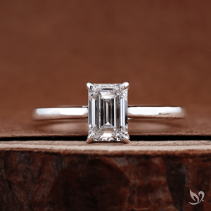 Bague de fiançailles solitaire cathédrale en or blanc 10 carats avec diamant de laboratoire taille émeraude 1 carat, bague de mariée minimaliste - Product Image 1