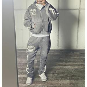 Ensemble de survêtement 2 pièces épais personnalisé, effet délavé vintage, avec broderie délavée au soleil et patchs, comprenant un pantalon de survêtement et un sweat à capuche - Product Image 1