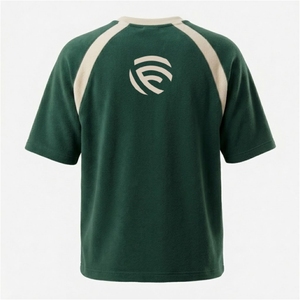 T-shirt en molleton vert forêt de luxe pour homme avec logo blanc brodé et bordure contrastante ivoire - Product Image 3