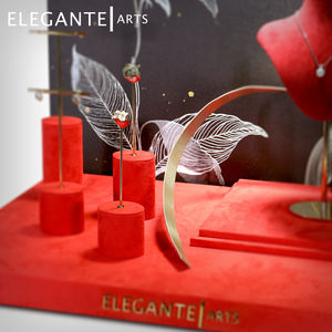 Exhibidor de Joyería de Lujo en Piel Sintética para Ventana - Product Image 1