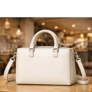 Bolso hobo de piel sintética azul marino con forma de media luna, un accesorio versátil con una silueta elegante y herrajes de latón. - Product Image 6