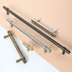 Tirador de metal curvado diseñado para el manejo ergonómico de puertas de gabinetes y cajones de muebles - Product Image 2