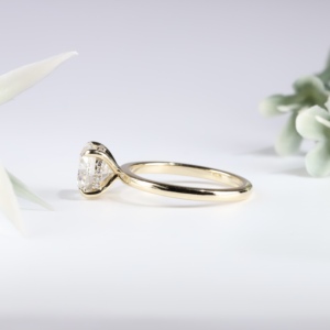 Bijou de fiançailles élégant pour femme, avec un cristal central solitaire de qualité supérieure, taille brillant ronde, monté sur quatre griffes classiques. - Product Image 2