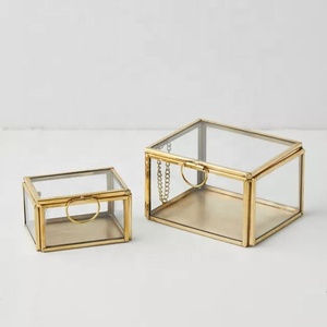 Boîte de rangement en verre avec cadre en laiton, forme carrée, couvercle transparent, design minimaliste, décoration de table intérieure, utilisation en chambre à coucher - Product Image 1